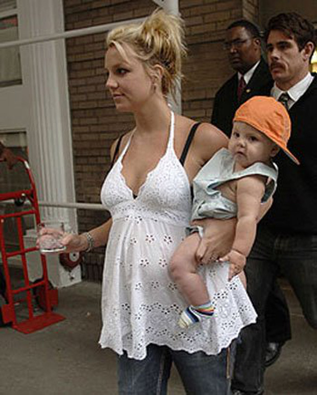 Sad moment of the American entertainment industry: Pregnant Britney Spears hugged her baby and cried in a cafe because she was surrounded by 321 paparazzi - 1